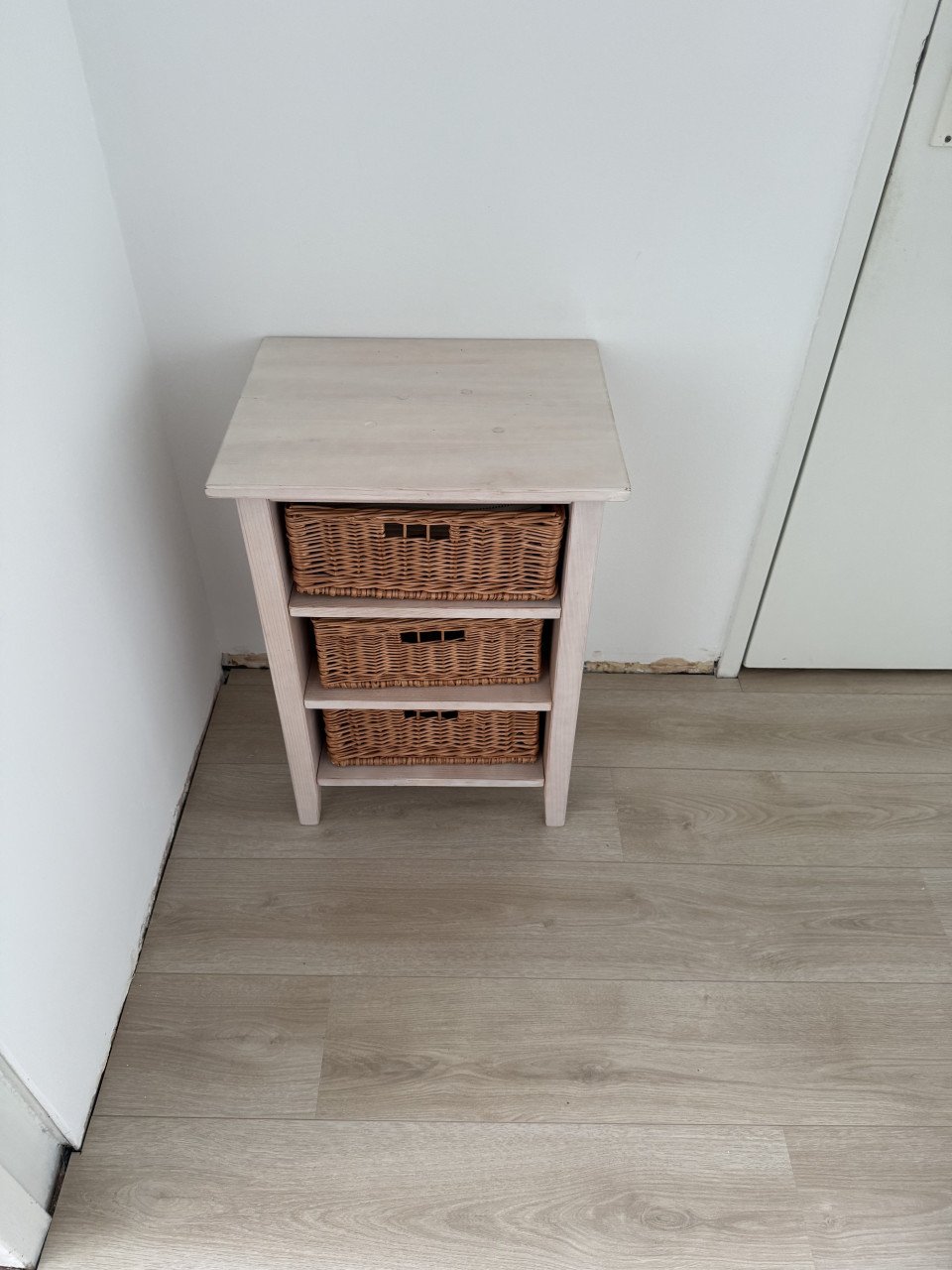 Houten kastje met drie rieten manden