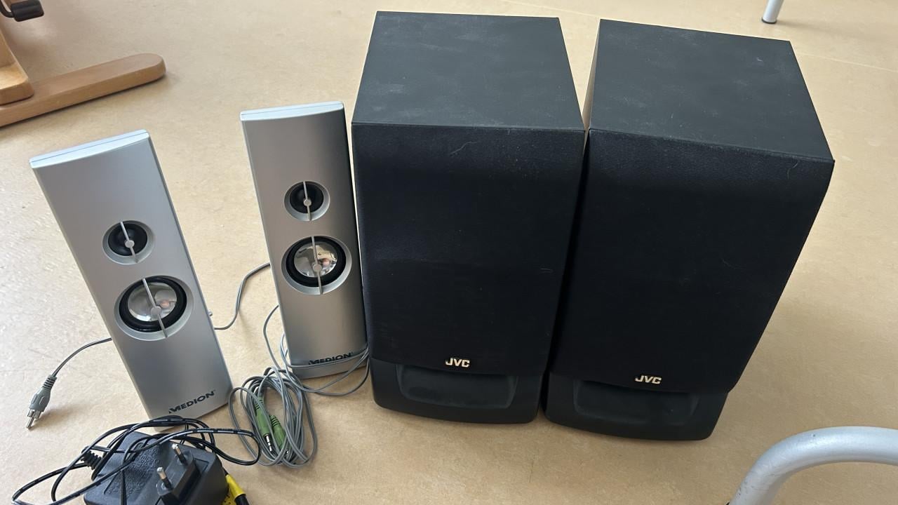 Speakers / geluidboxen 2 sets.