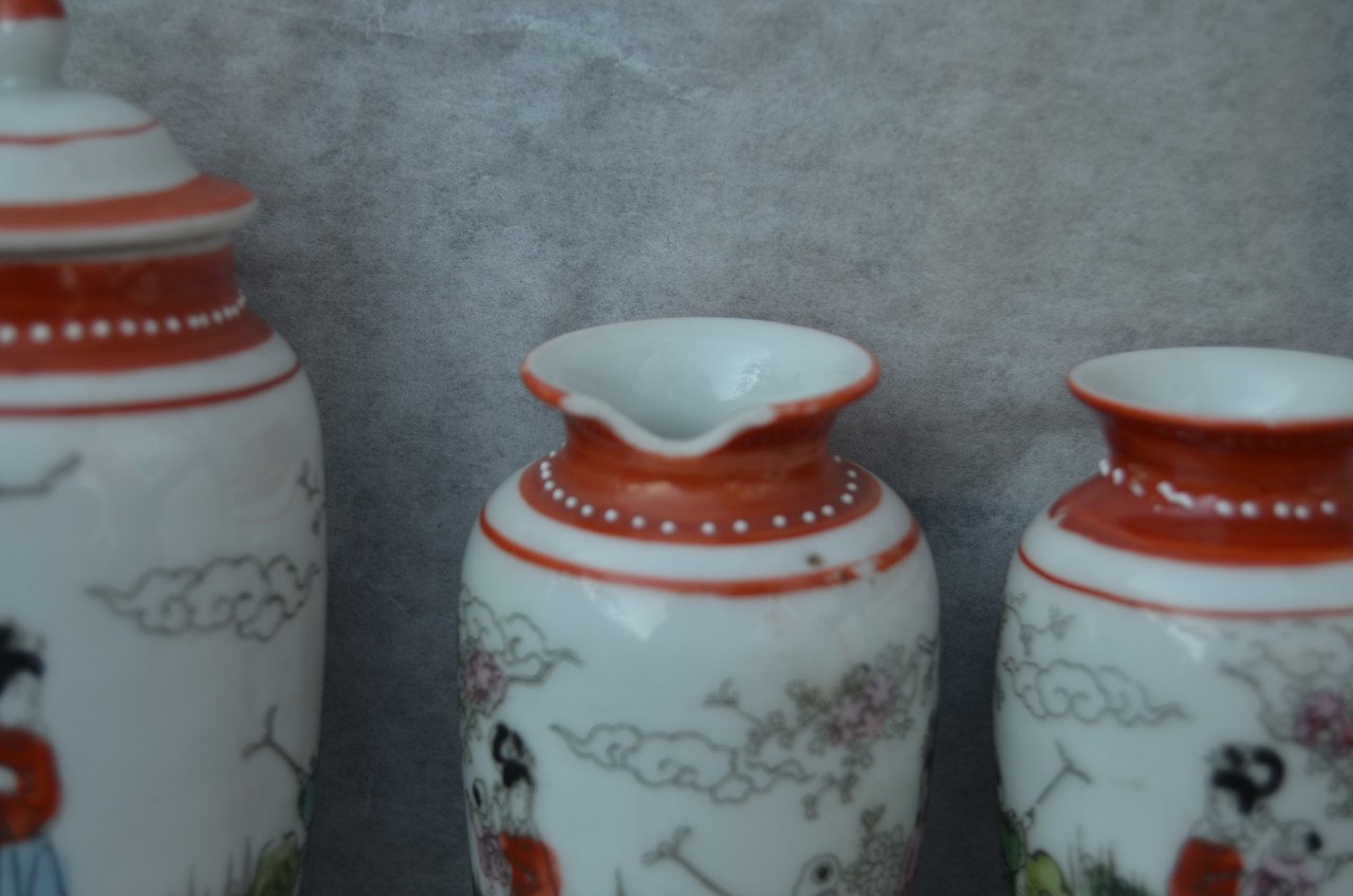 3 Kleine porseleinen vaasjes verm. Chinees.