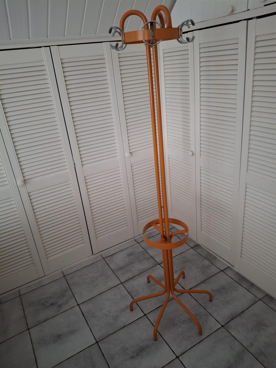 Staande kapstok metaal, kleur rood/oranje