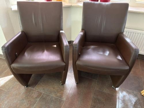 2 lederen stoelen te koop