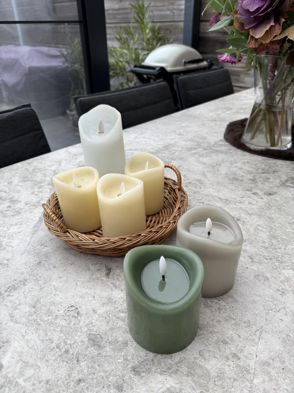 6 Led kaarsen.  4 beige met timer, gaan dus zelf aan en uit.