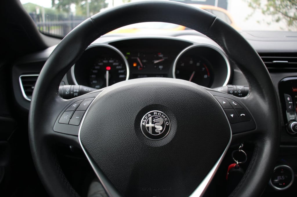 Alfa Romeo Giulietta 1.4 turbo multiair super - panorama dak - navi - stoel