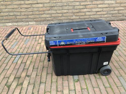 Kunststof viskist/trolley met div. uitneembare bakken.