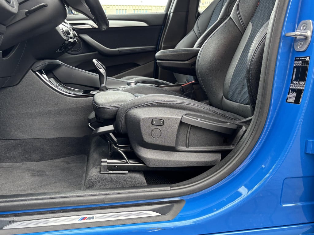 BMW X1 sdrive18i high executive m sport | trekhaak afneembaar | sportstoele