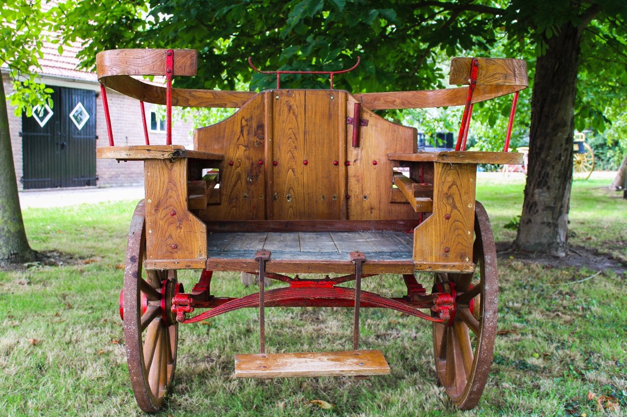 Verschillende rijtuigen en koetsen te koop