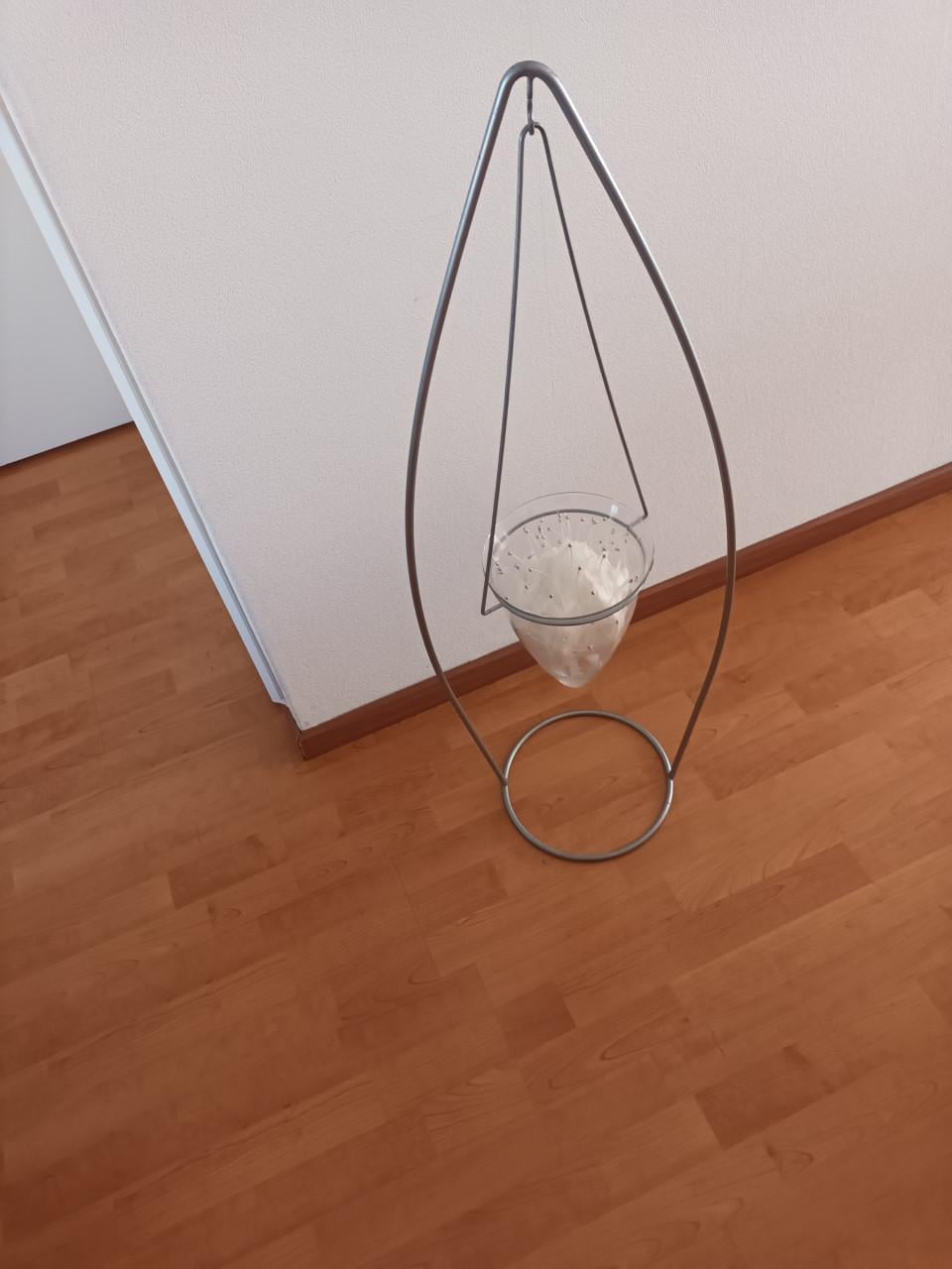 Decoratieve hangstandaard 1 meter hoog met glazen schaal