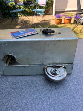 Disselslot koker met ABUS discus slot en disselweger