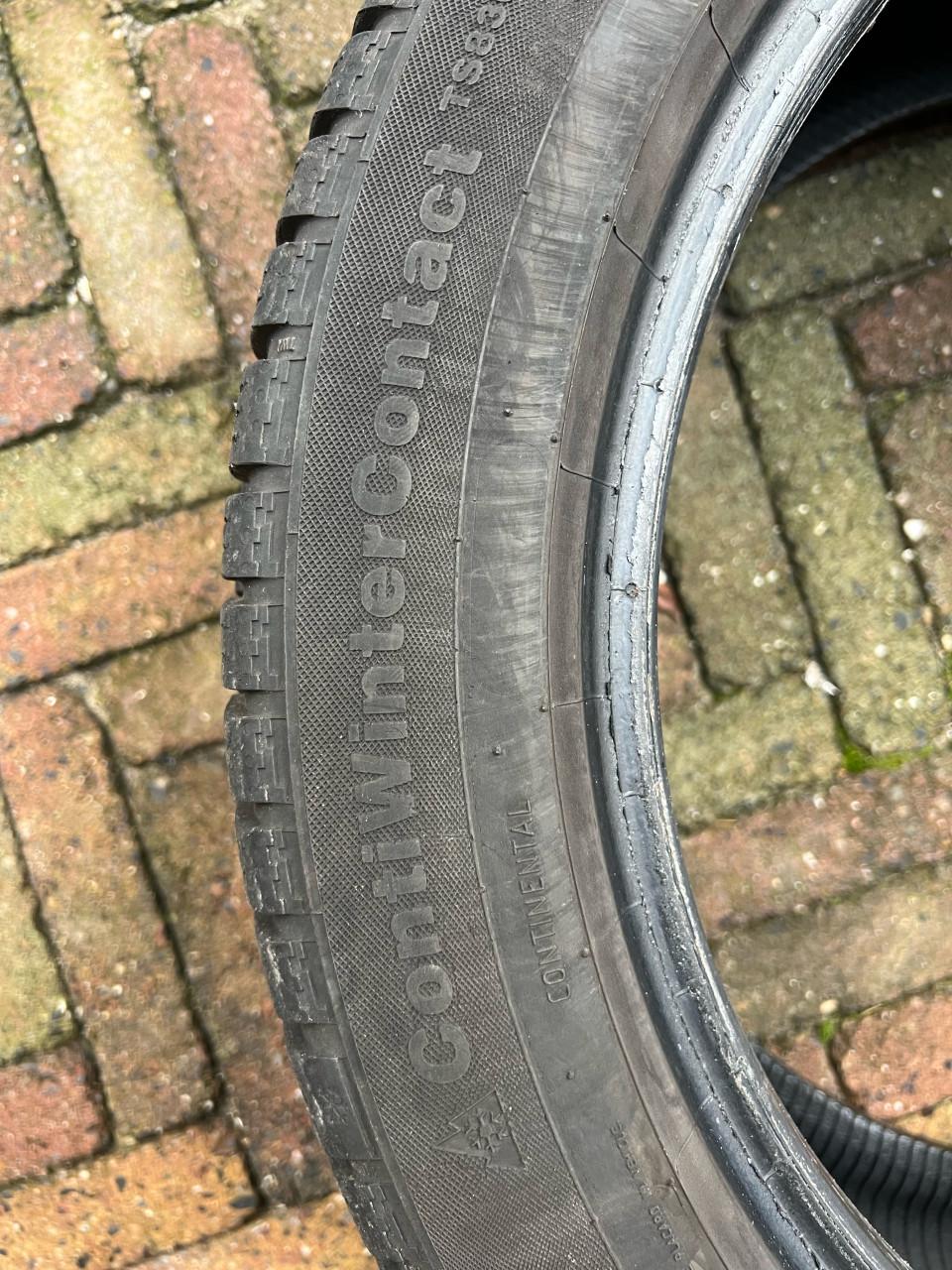 Continental winterbanden TS 830 215/50/17