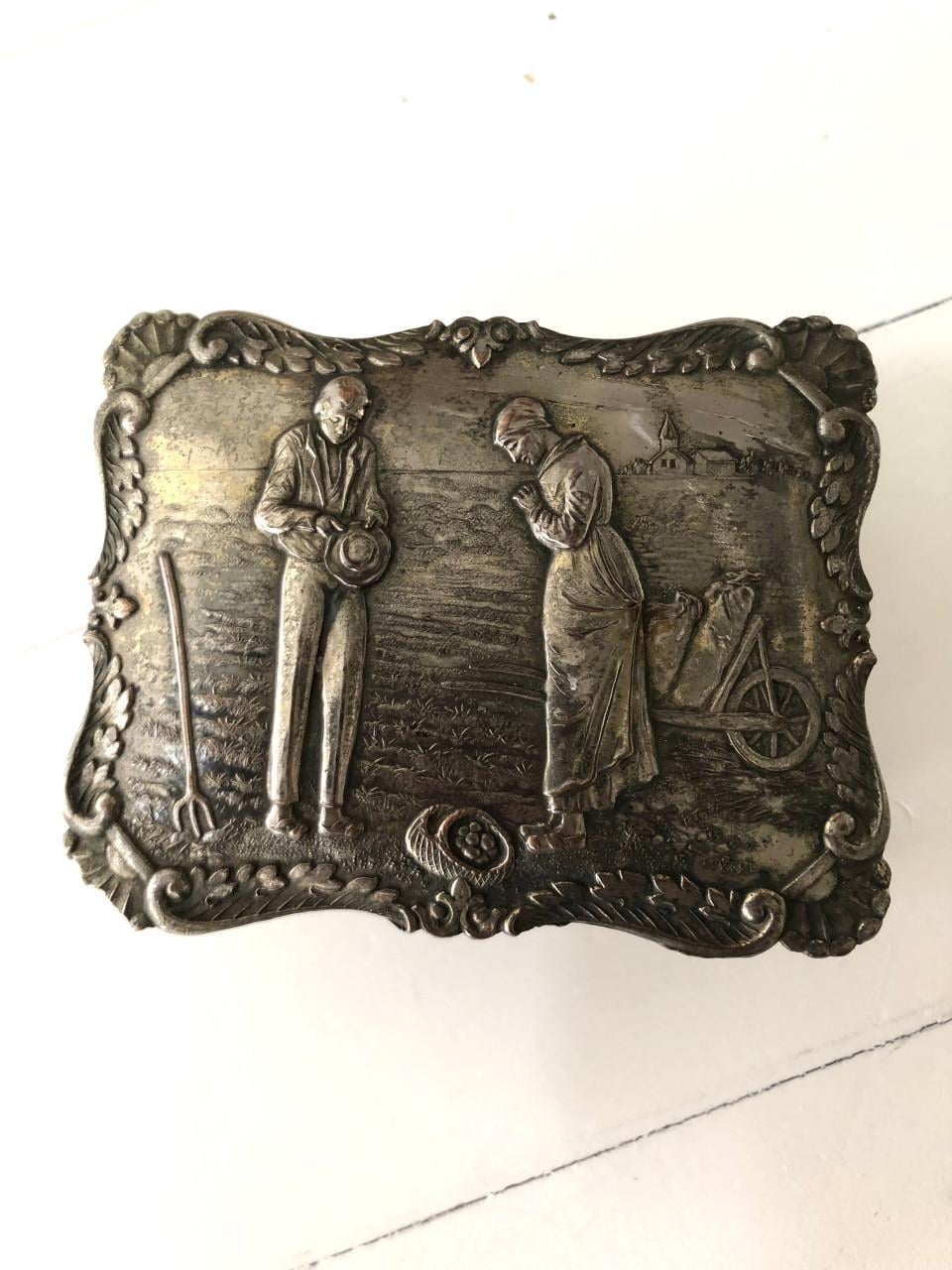 Zeer mooi gedetailleerd brocante metalen sieradendoosje op pootjes