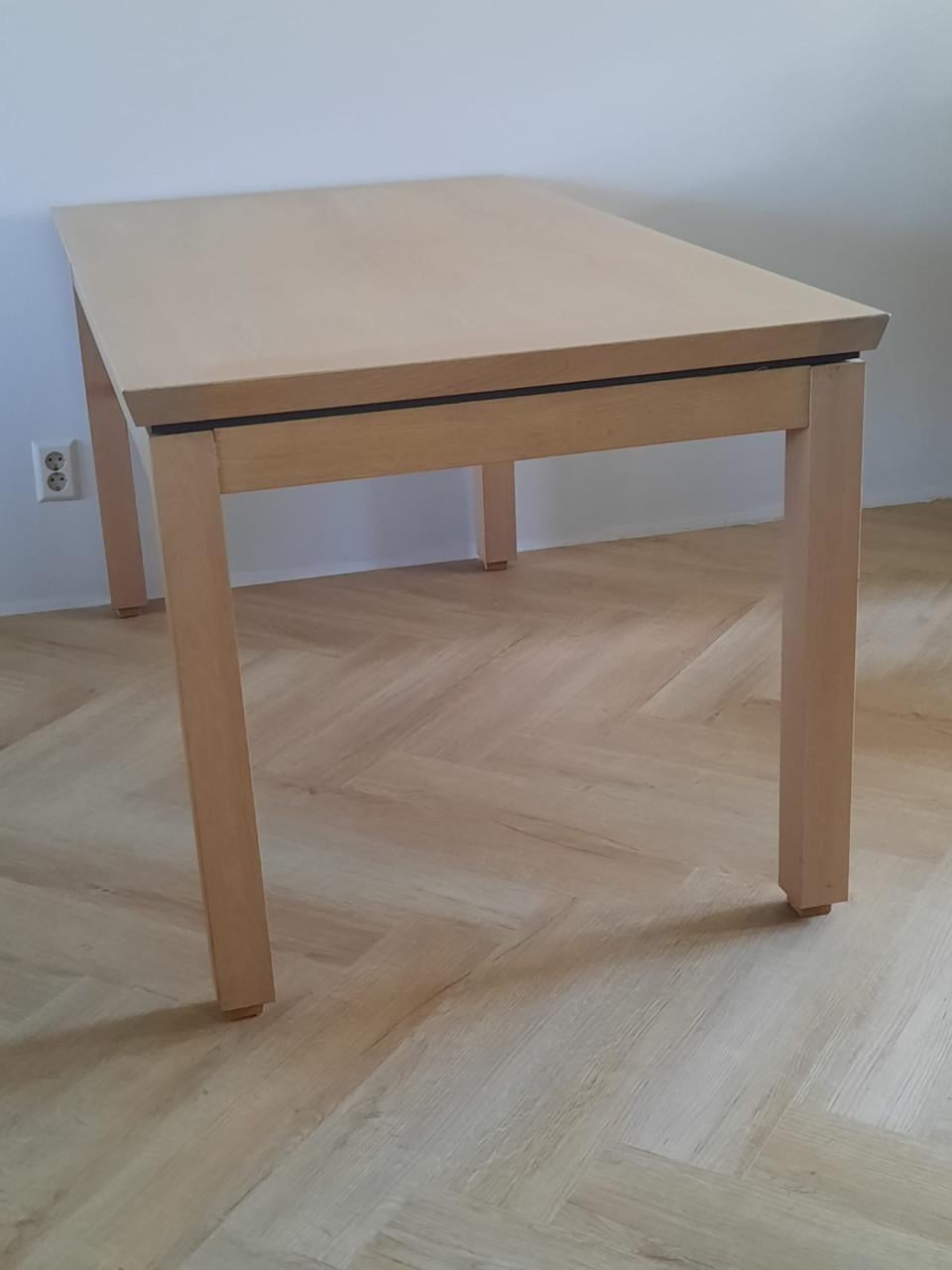 Uitschuifbare eettafel plus een bijpassende salontafel