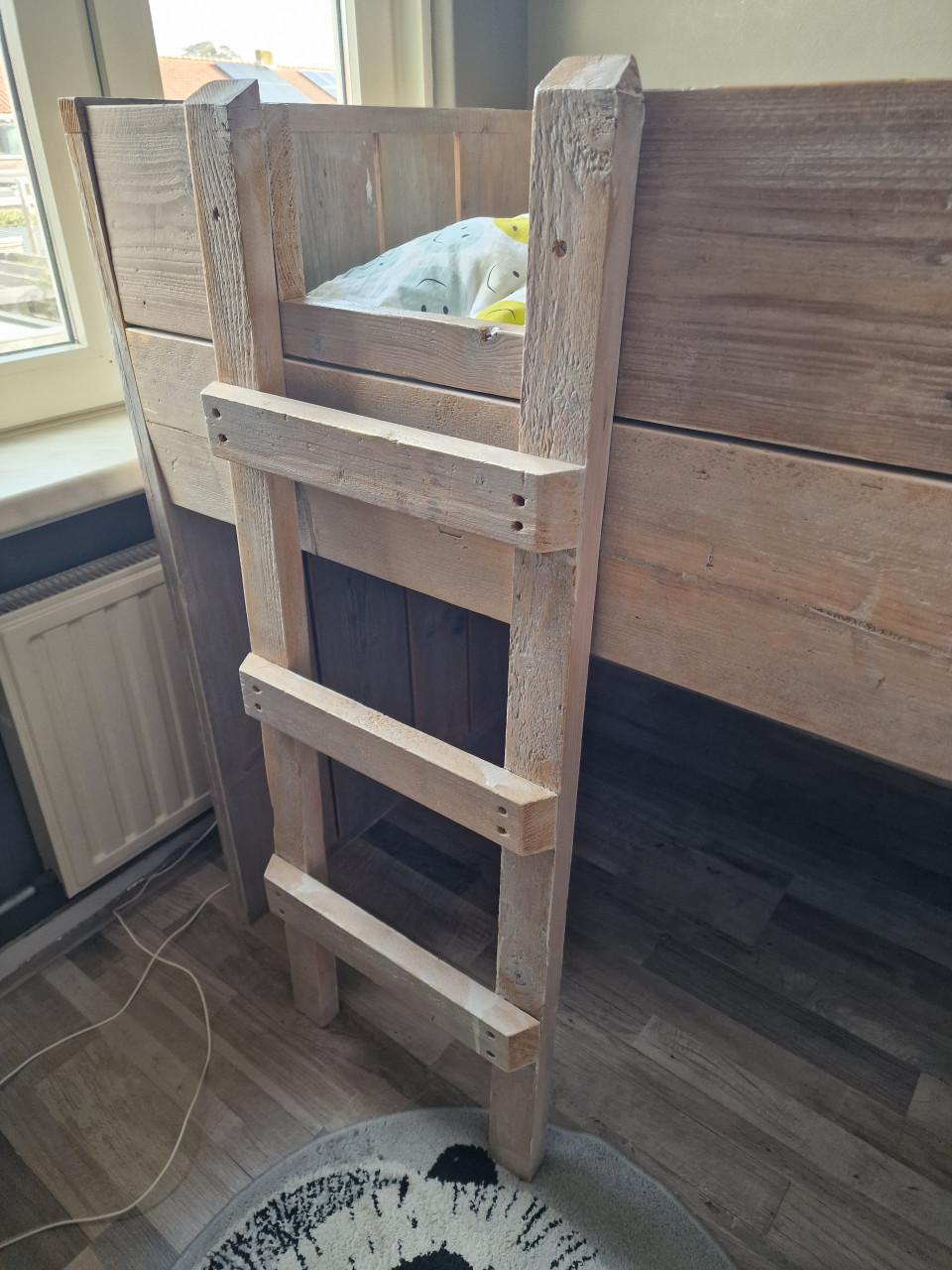 Steigerhouten kinderbed