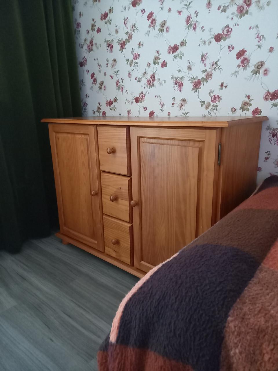 Lage grenenhouten kast