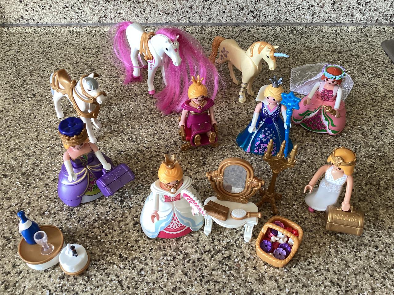 Heel veel Playmobil. Tandartsenpraktijk, Politiebureau. Bouwplaats. etc.