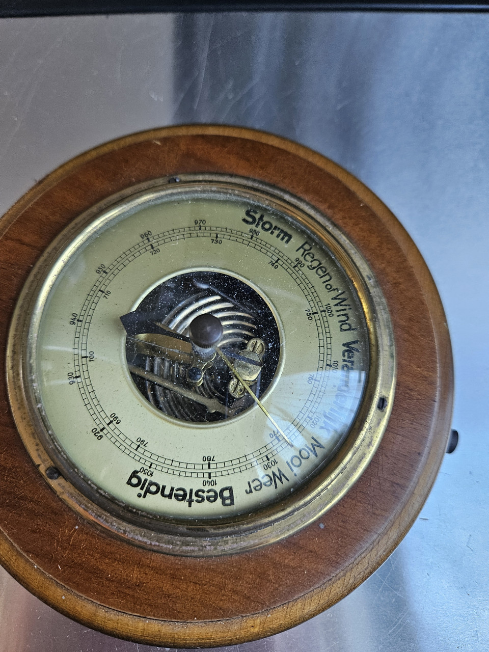 Mooie antiek rond barometer van notenhout in werkende staat