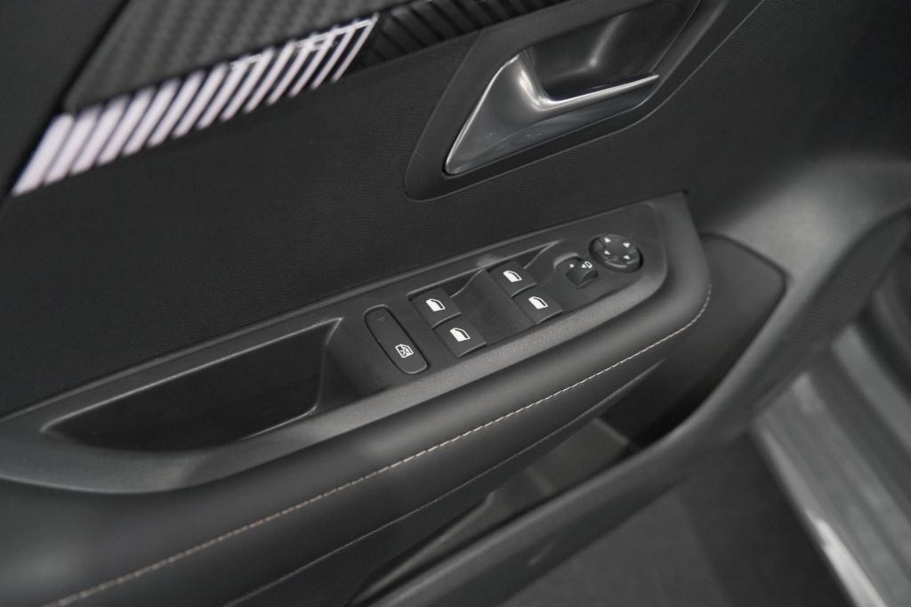 Peugeot 208 puretech 100 allure | apple carplay | parkeersensoren | climate