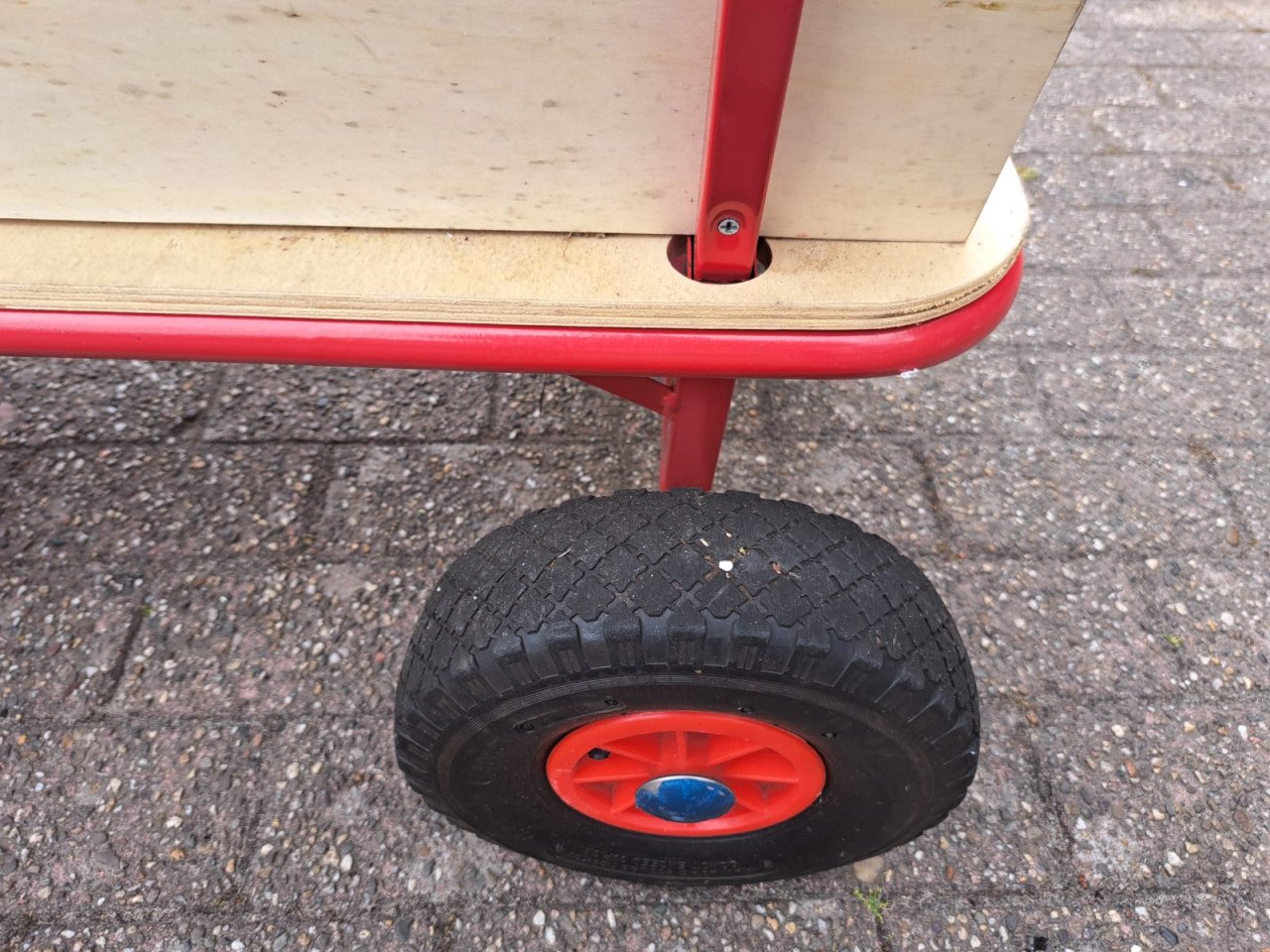 Goede en solide houten bolderkar op luchtbanden