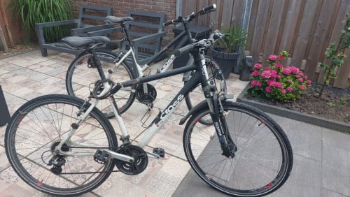 Op te knappe 2 sportieve stadsfietsen
