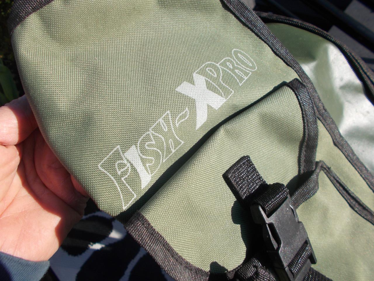 2 karperhengels  met hengelfoudraal voor opgetuigde hengels