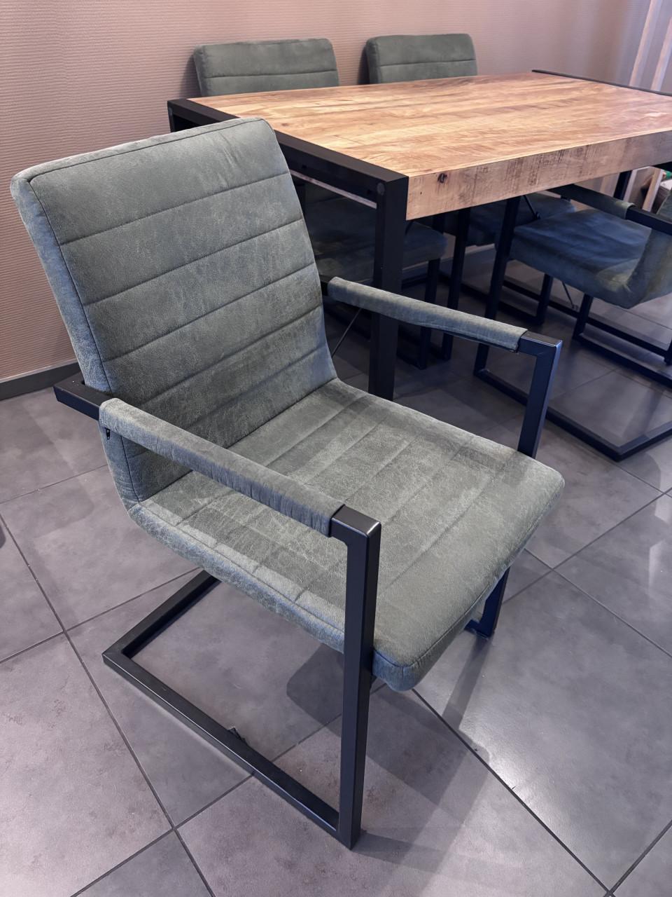 Eettafel met stoelen
