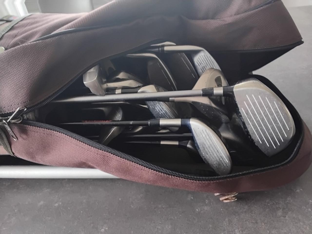 19 div Golfclubs met Golftas Bennington + toebehoren