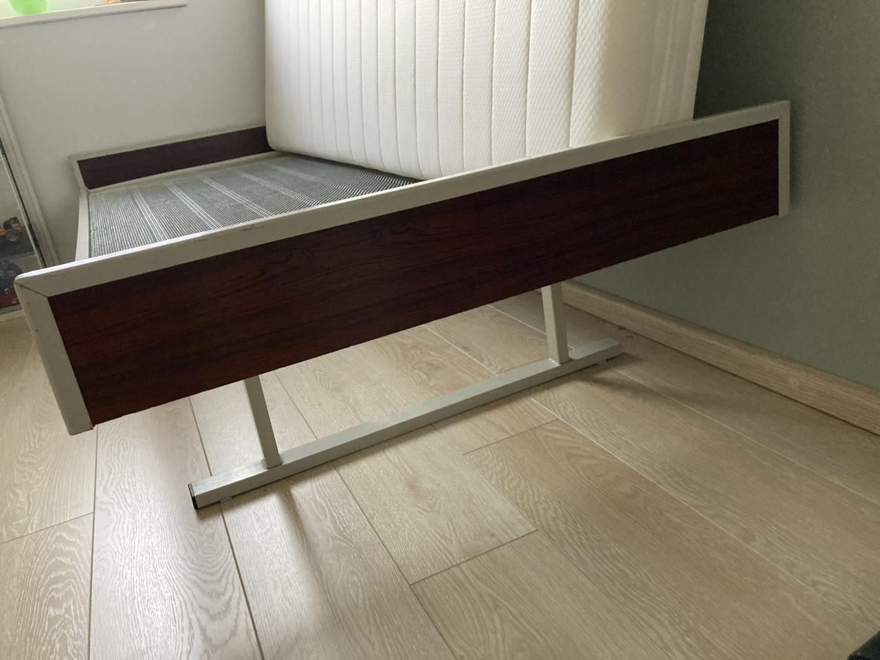 Lichtgewicht (logeer)bed met nieuw matras
