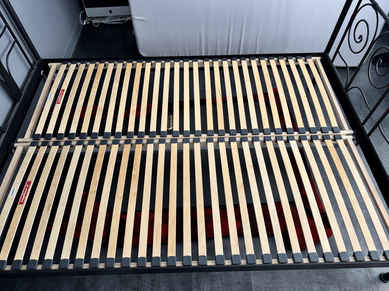Te koop Bedframe metaal 140x200 met lattenbodems en IKEA matras