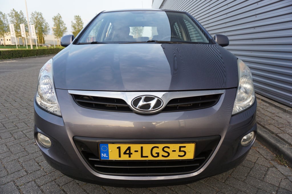 Hyundai I 20 1.2i dynamicversion airco / elektr. ramen / parkeers. / nap