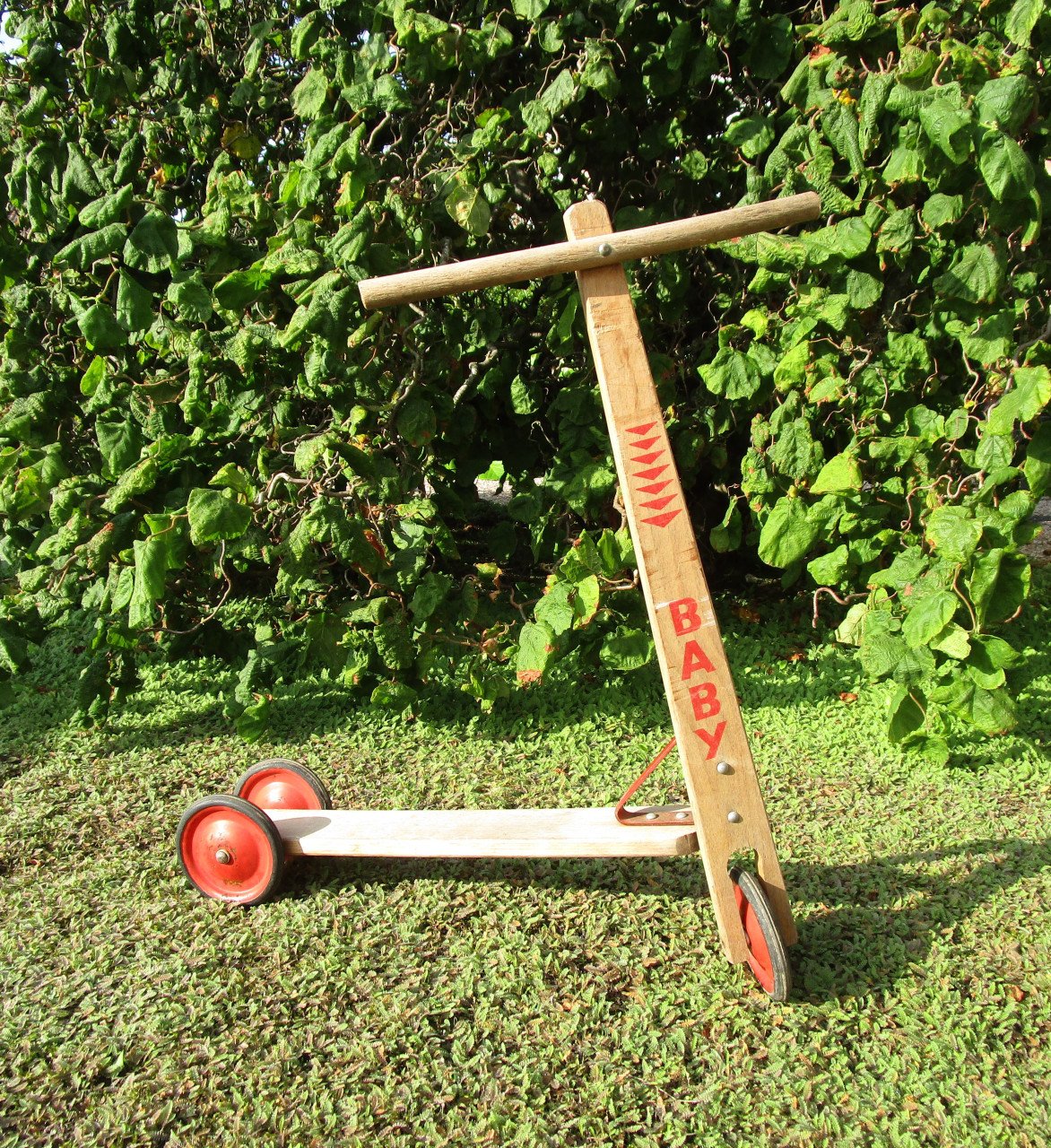Houten drie wiel stepje.
