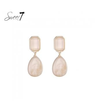 Oorbellen met elegante druppelvorm in zachte beige tint