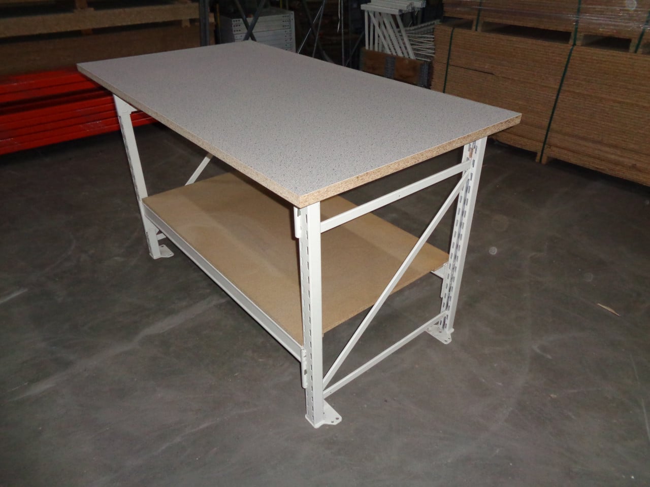 Meerdere werktafels werkbanken  met en zonder ladenkasten .