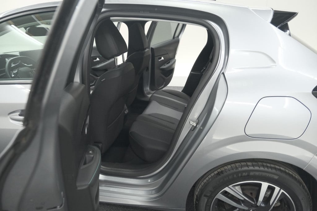 Peugeot 208 puretech 100 allure | camera | navigatie | parkeersensoren | ap