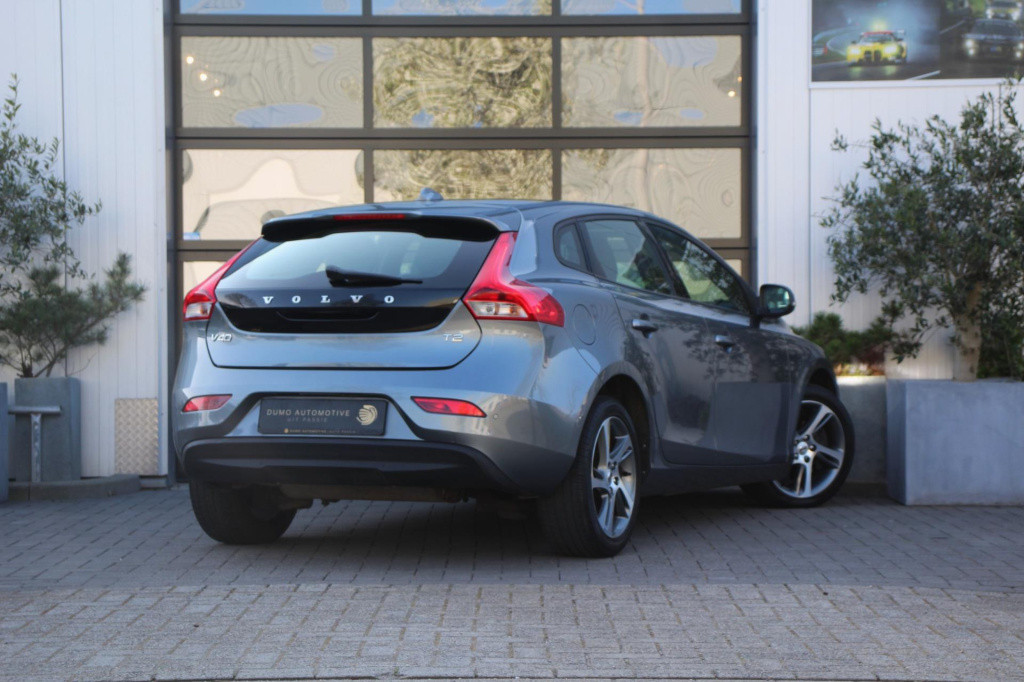 Volvo V40 1.5 t2 momentum automaat - pdc rondom + camera - full led - navi 