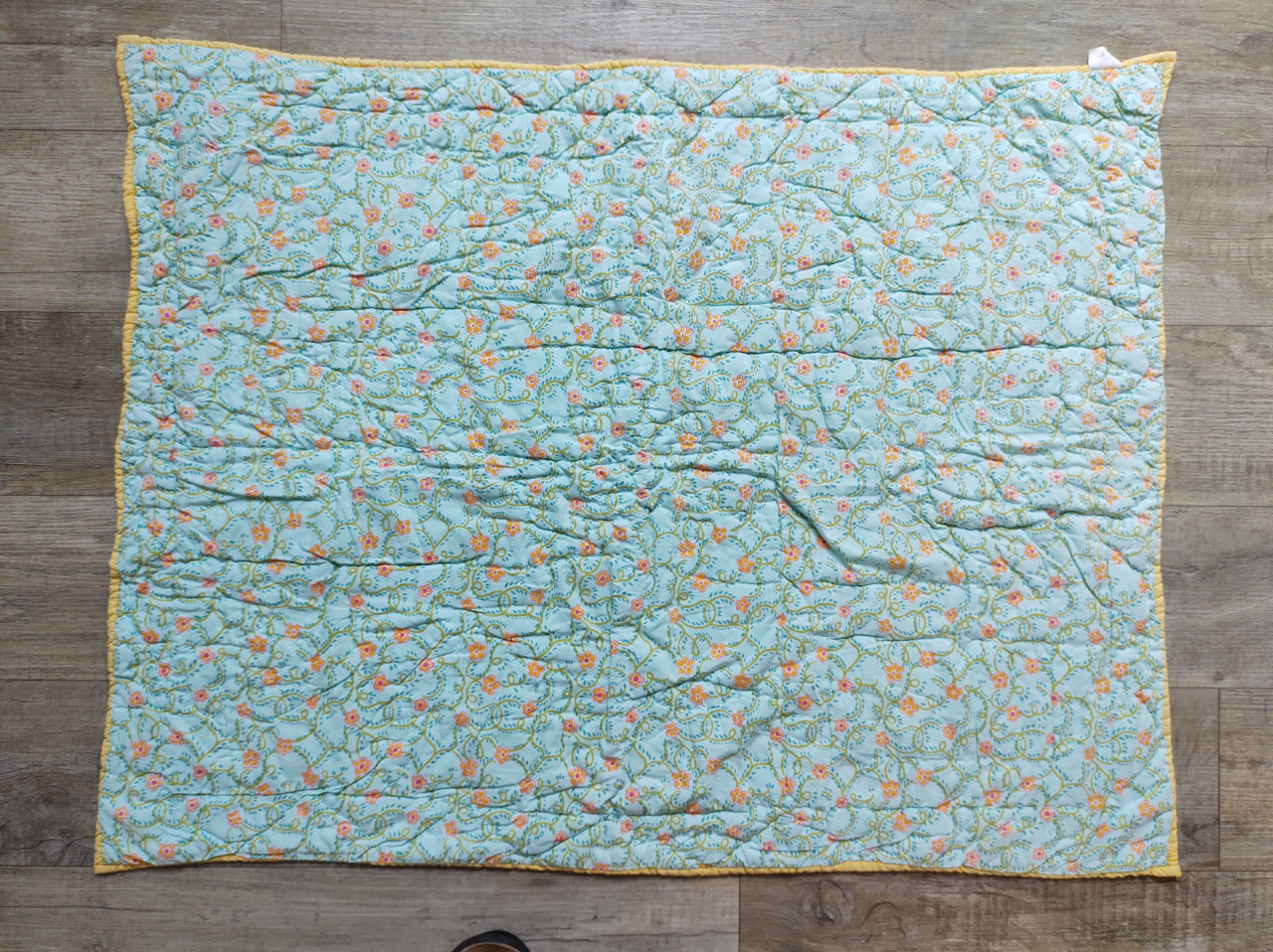 Mooi fleurig boxkleed of speelkleed.  Lijkt op Patchwork. 75x95 cm