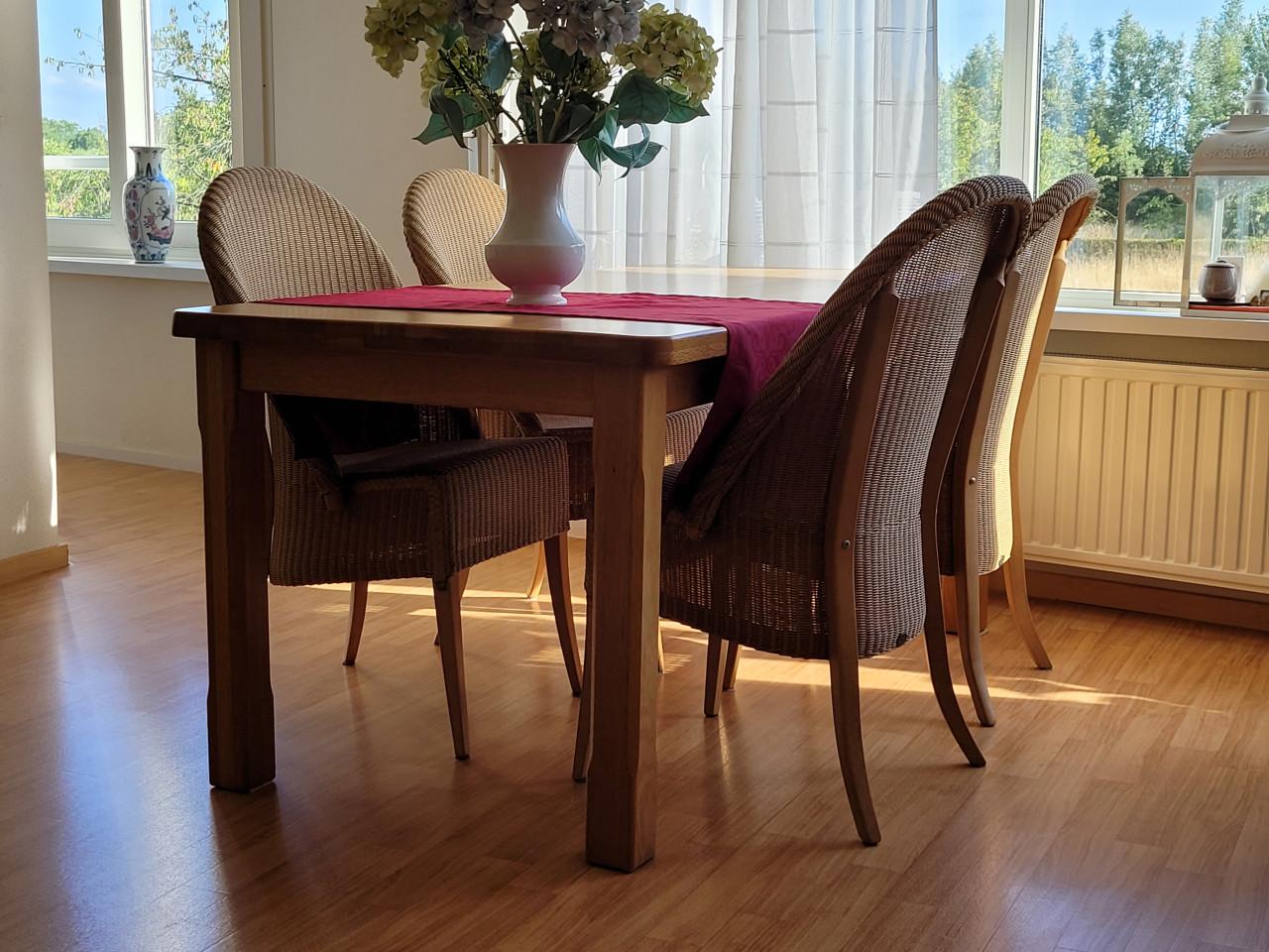 Tafel met 4 stoelen