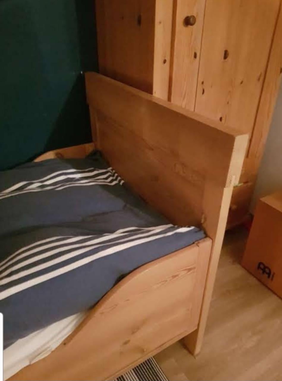 Prachtig antiek houten eenpersoonsbed met lattenbodem
