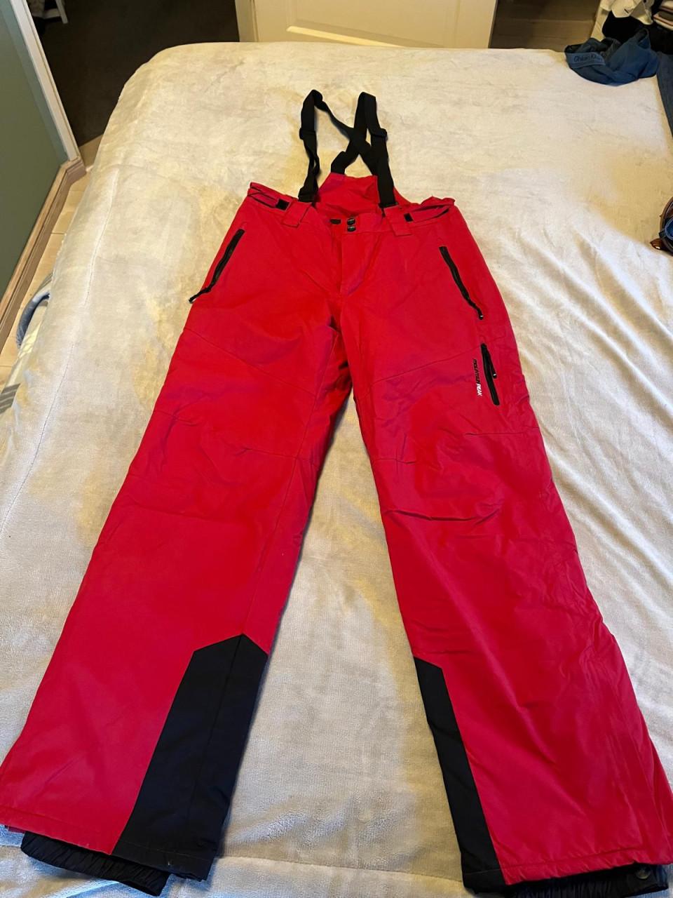 Rode skibroek maat m met bretels - ziet er nog prima uit.