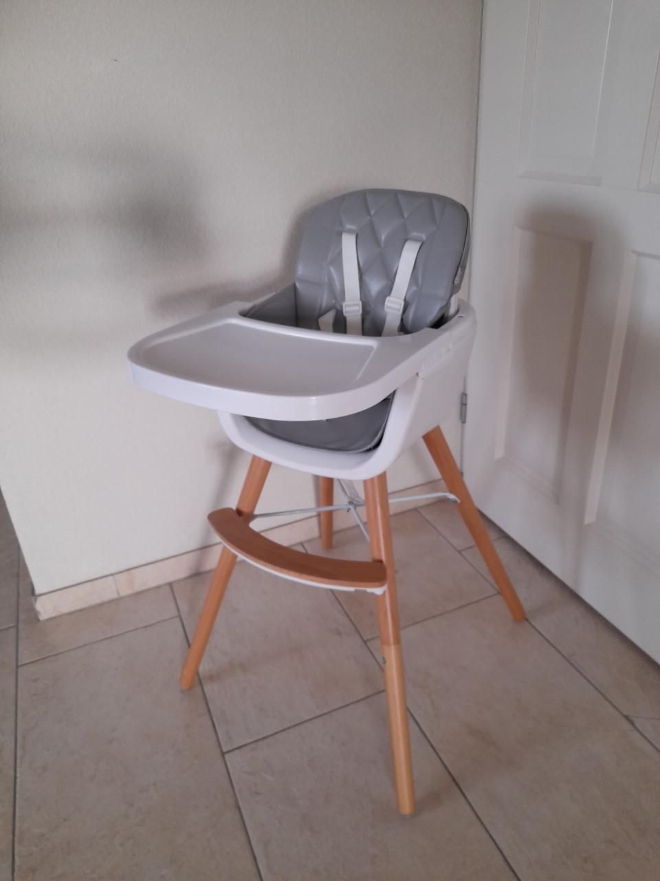 Mooie kinderstoel met gordel ( in goede nette staat )