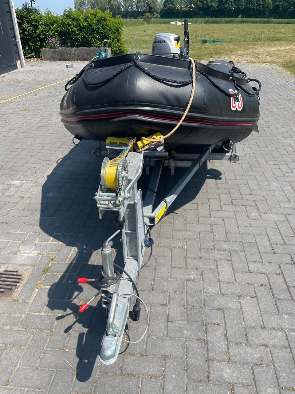 Hele nette set!! Bombard C3, Honda 8 PK en Pega trailer