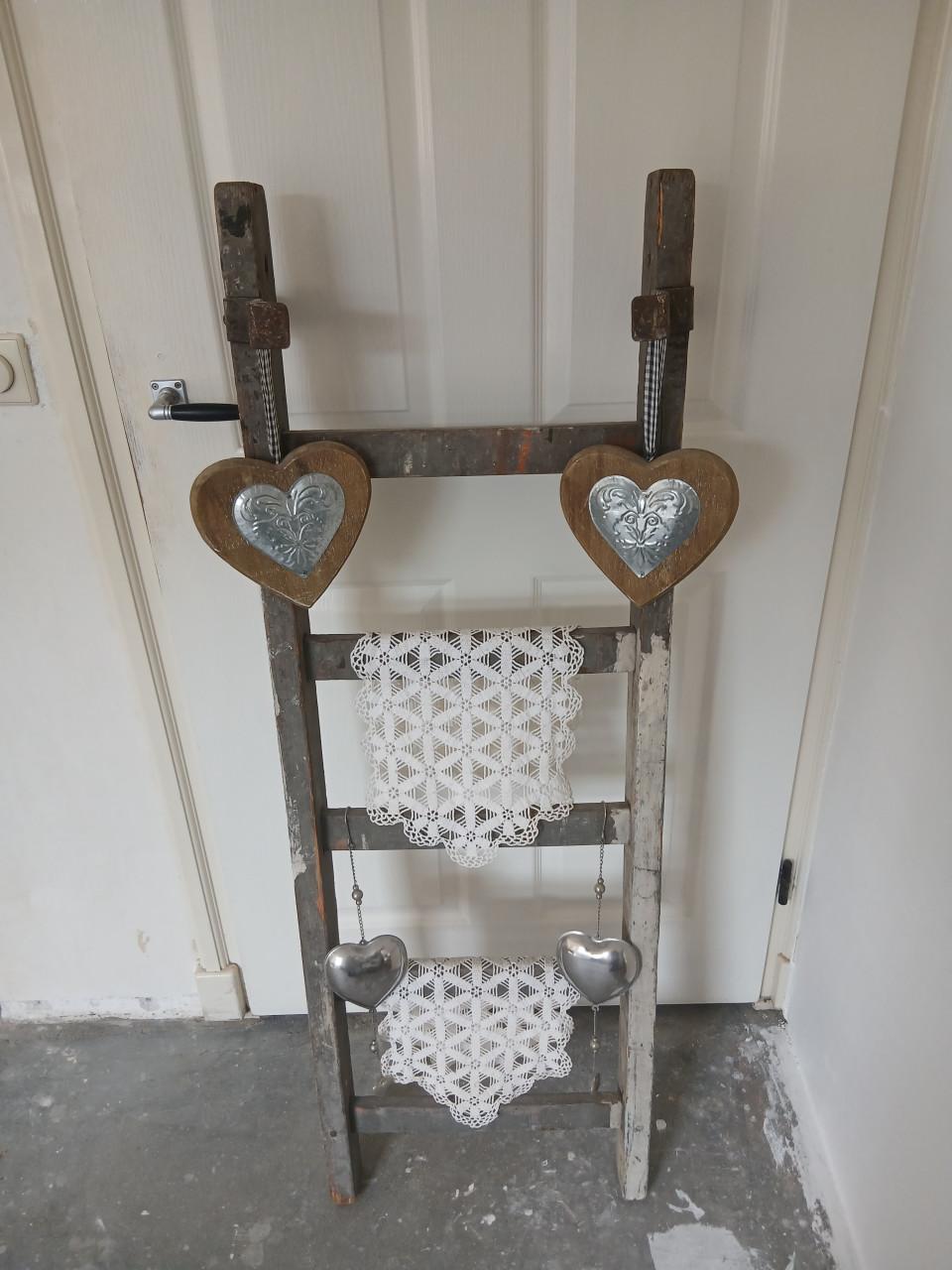 Oud laddertje ter decoratie in landelijke inrichting