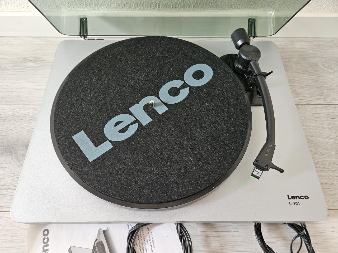 Lenco L101 platenspeler.