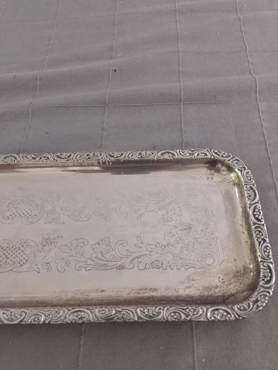 Verzilverd langwerpig dienblad met gravures