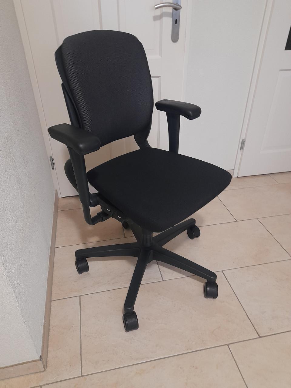 AHREND bureaustoel (verstelbaar) in goede nette staat !