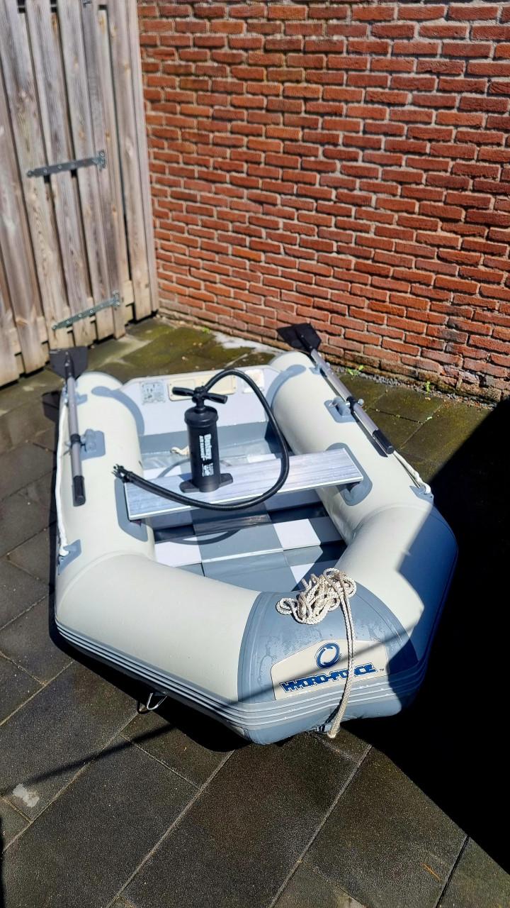 Tekoop opblaasboot met buitenboordmotor