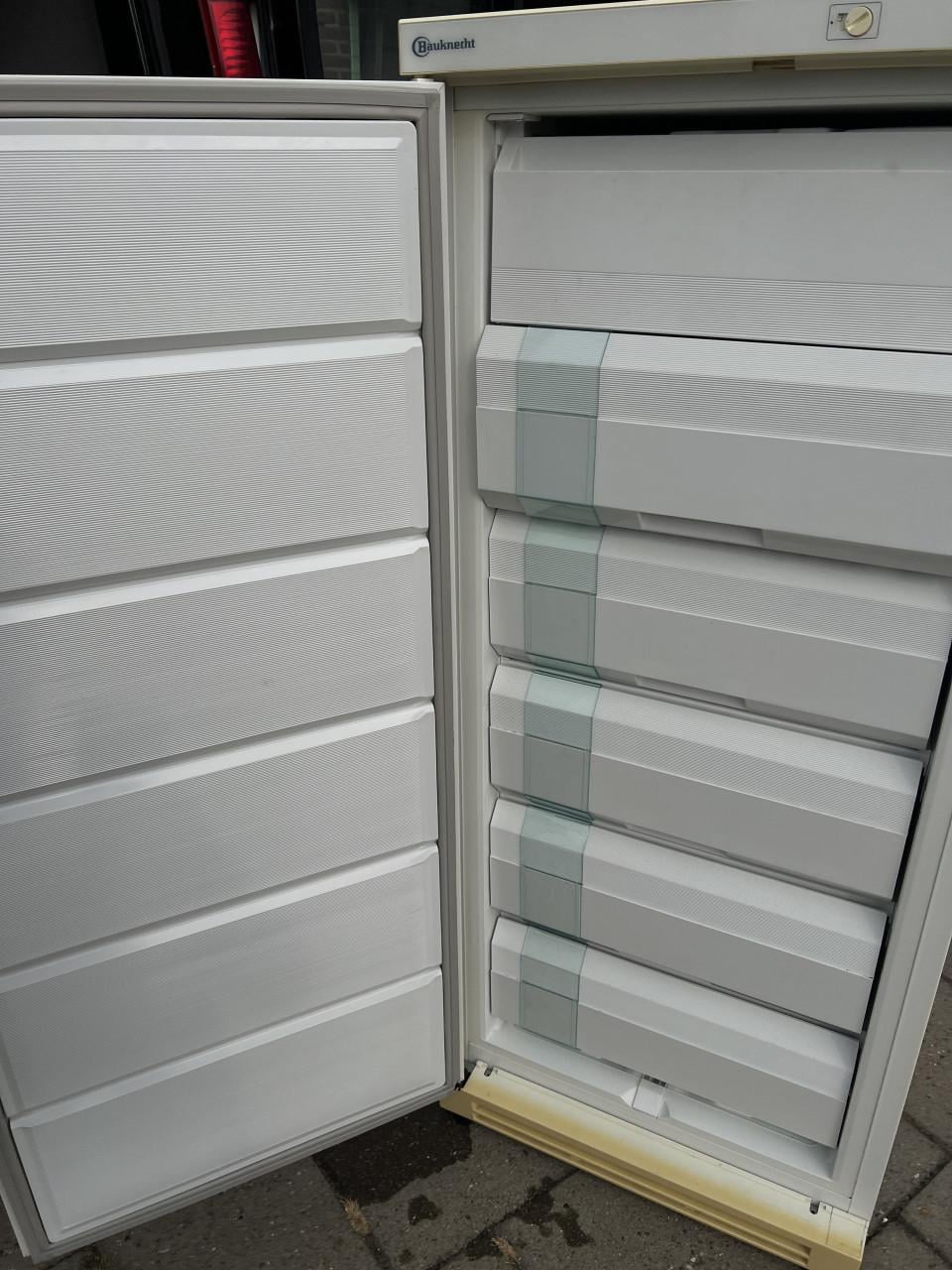 Ruime vrieskast 6 laden inhoud Vriezer 243 liter 150x60 cm.
