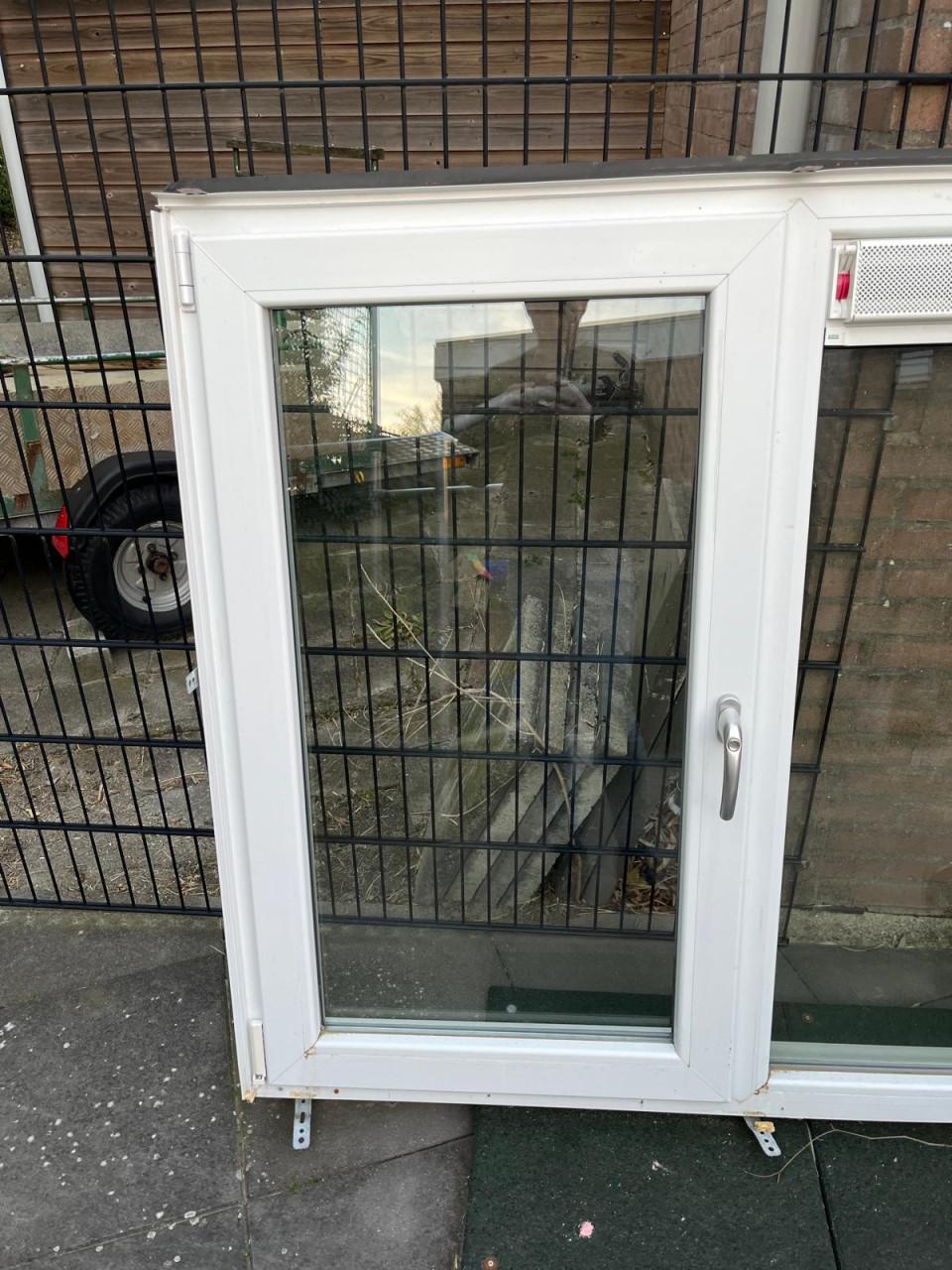 Kunststof kozijn met draai-kiepraam + ventilatierooster (dubbel glas)