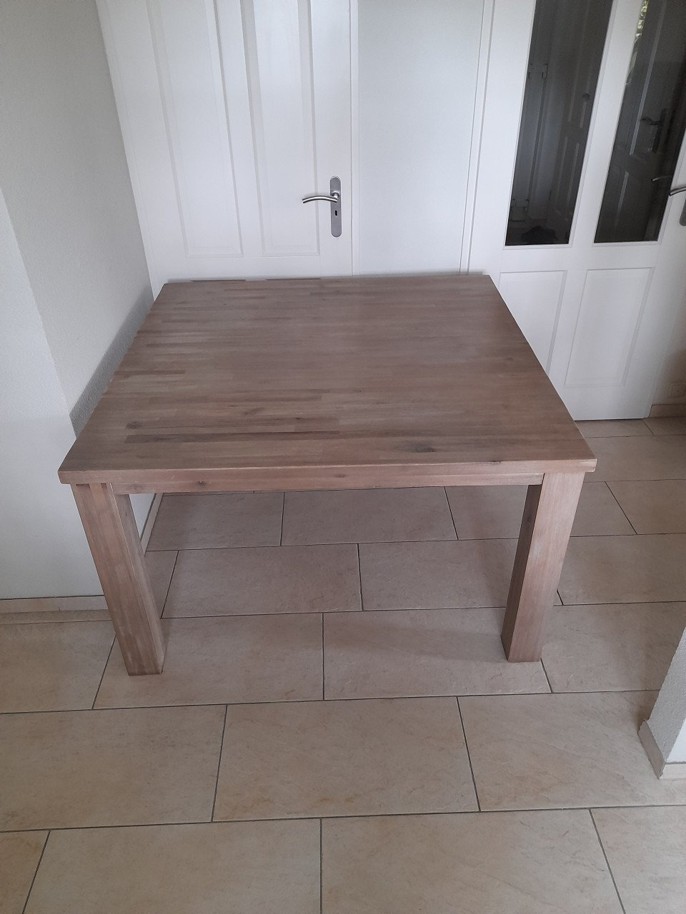 Prachtige Massief houten  tafel 130 x 130 x 71,5 H (in goede nette staat )