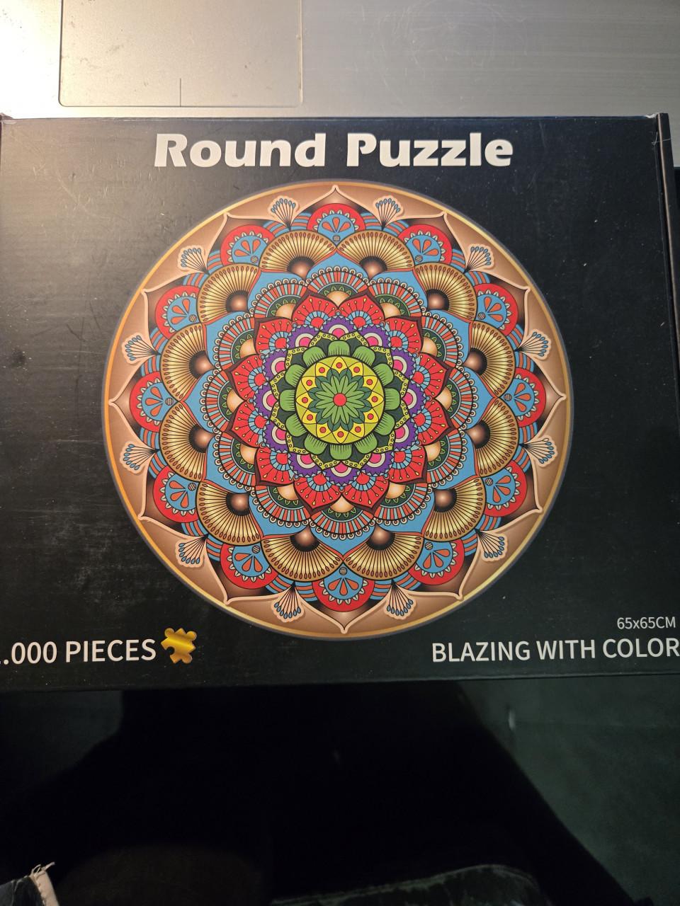 Ronde mandala puzzel met 1000 stukjes met een diameter van 65 cm.