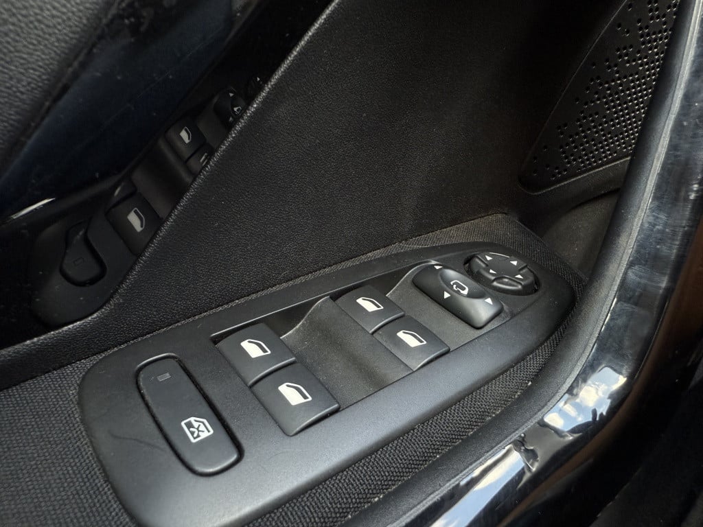 Peugeot 208 1.2 turbo, tech edition // 110pk // 4x nieuwe band, grote beurt