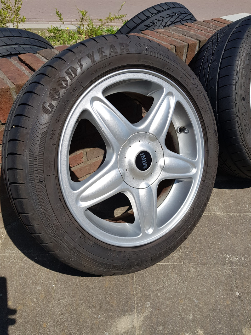 Originele 16 inch Mini velgen met Good Year banden